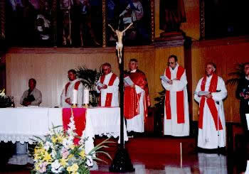 Concelebración, con Mons. Joan Carreras (Obispo Auxiliar de Barcelona), en las Confirmaciones del 17 de Octubre de 2004, en la Parroquia de Sant Adrià. Es una de las últimas fotos en el que aparece el P. Luis